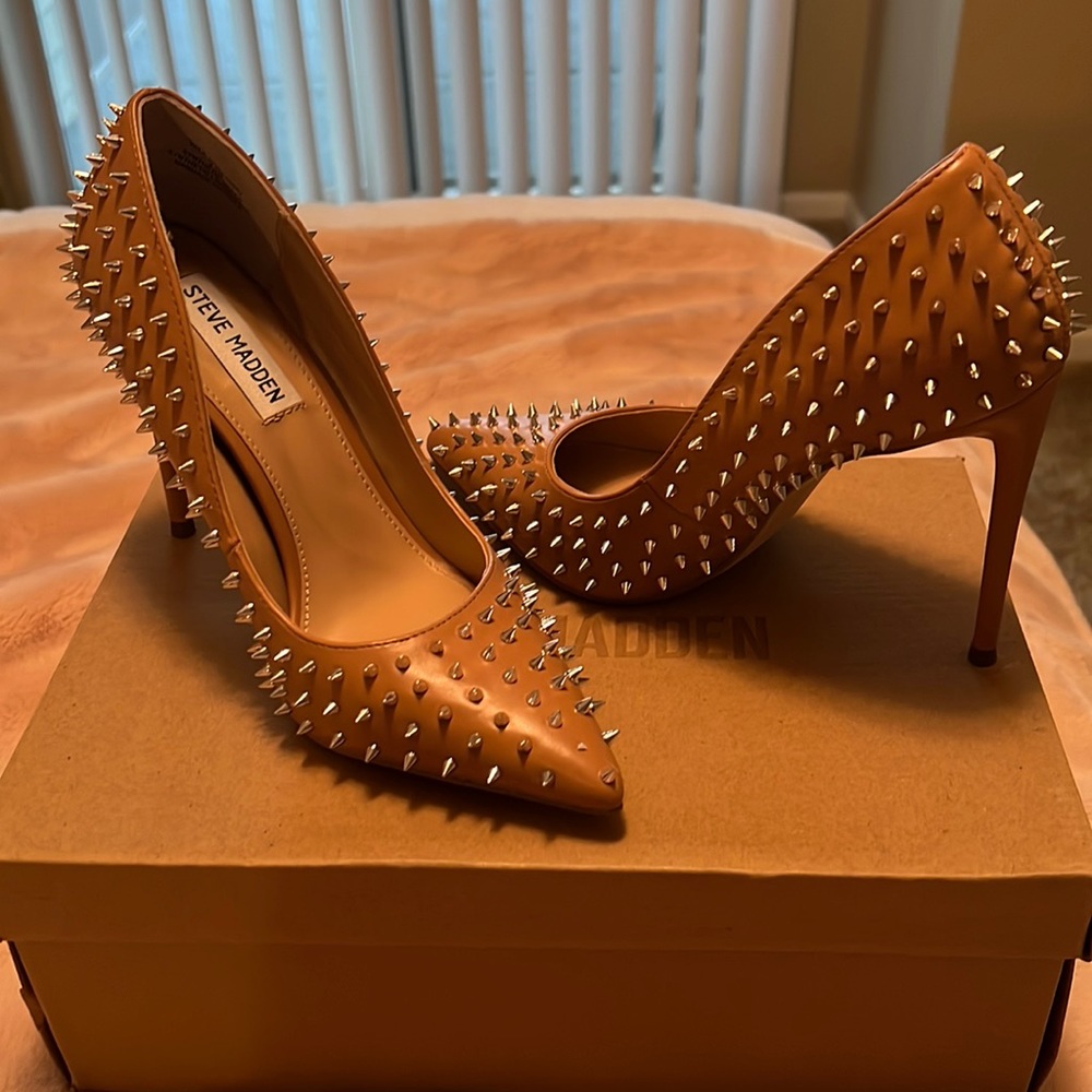 Nude color Steve Madden heals worn 1 time